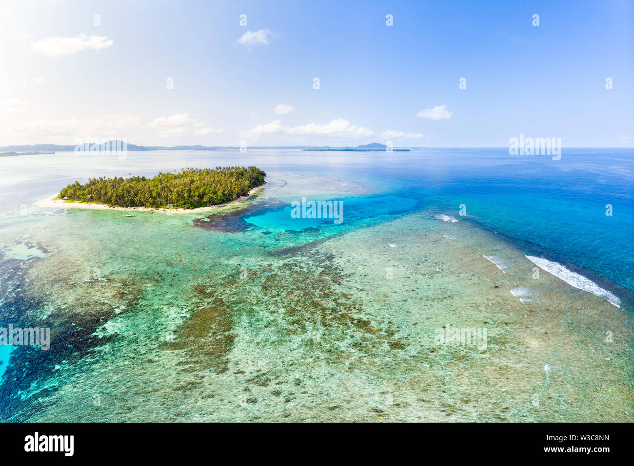 Vista aerea Isole Banyak Sumatra arcipelago tropicale Indonesia, Coral reef beach acqua turchese. Destinazione di viaggio, immersioni subacquee snorkeling, uncontamin Foto Stock