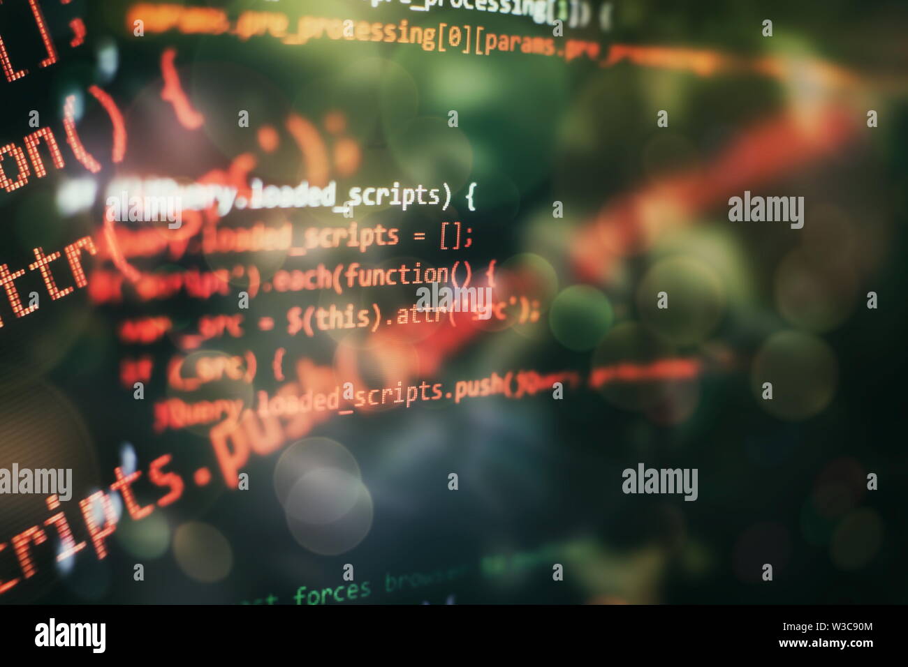 Programmazione del codice sorgente HTML per lo sviluppo di siti Web. I log del server di analisi. Primo piano lo sviluppo di programmazione e tecnologie di codifica. Foto Stock