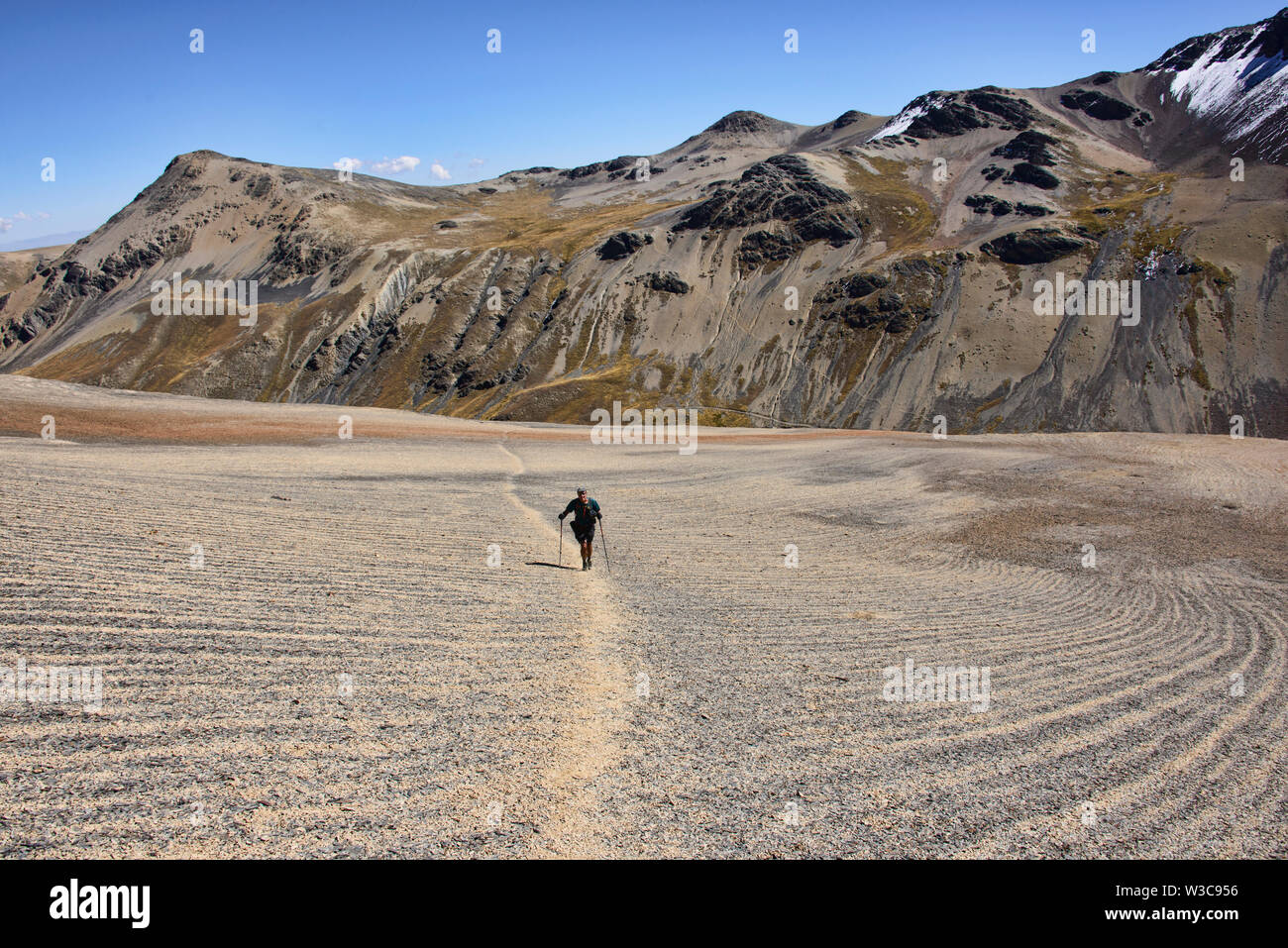 Attraversando un passa alto per Laguna Juri Khota sulla Cordillera Real traversa, Bolivia Foto Stock