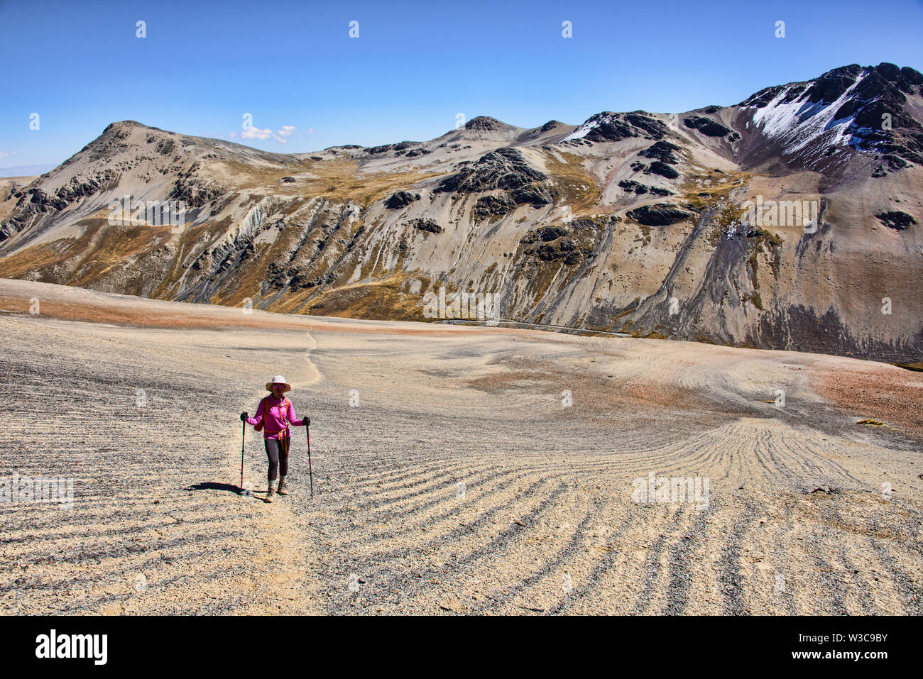 Attraversando un passa alto per Laguna Juri Khota sulla Cordillera Real traversa, Bolivia Foto Stock