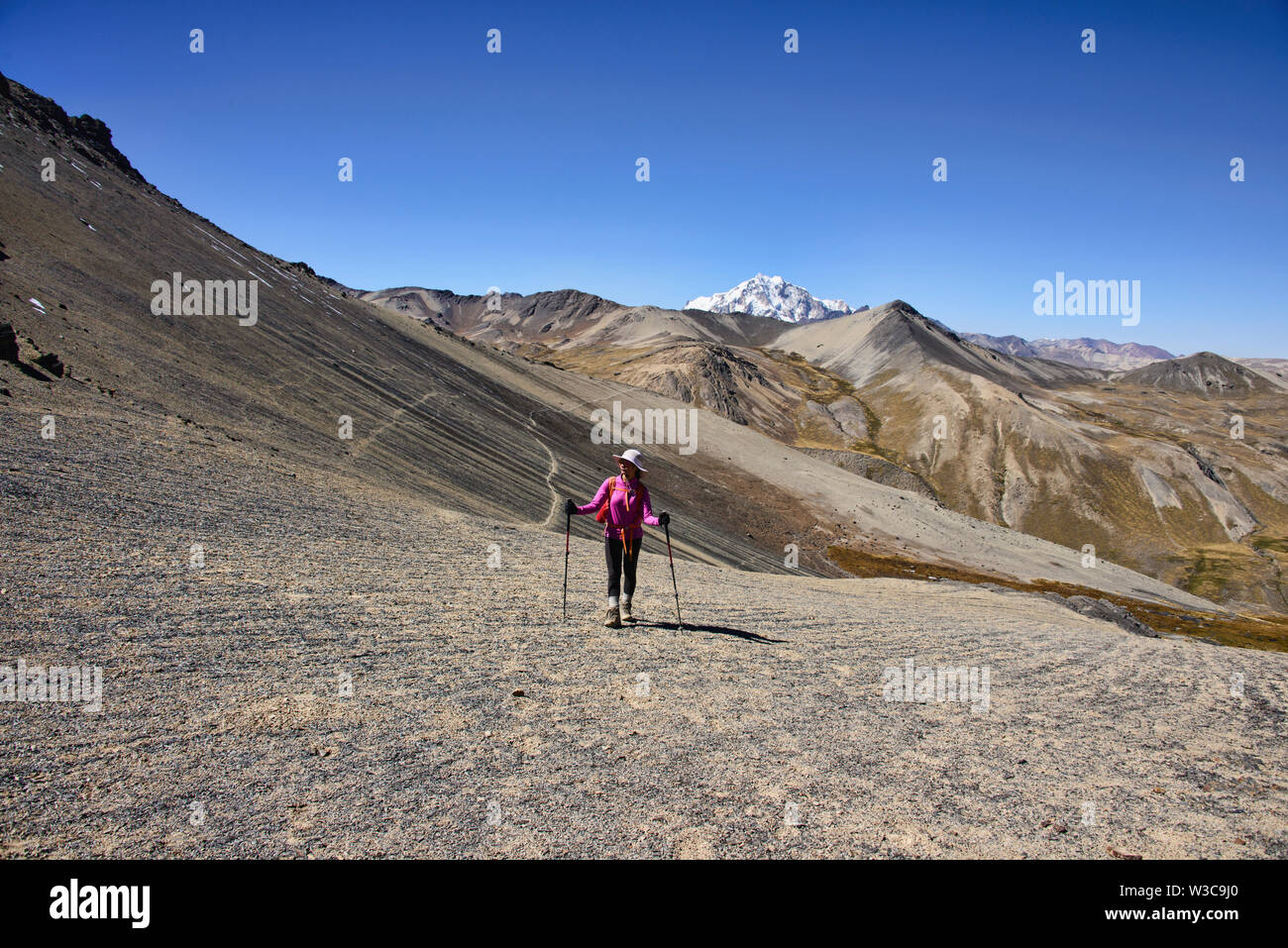Attraversando un passa alto per Laguna Juri Khota sulla Cordillera Real traversa, Bolivia Foto Stock