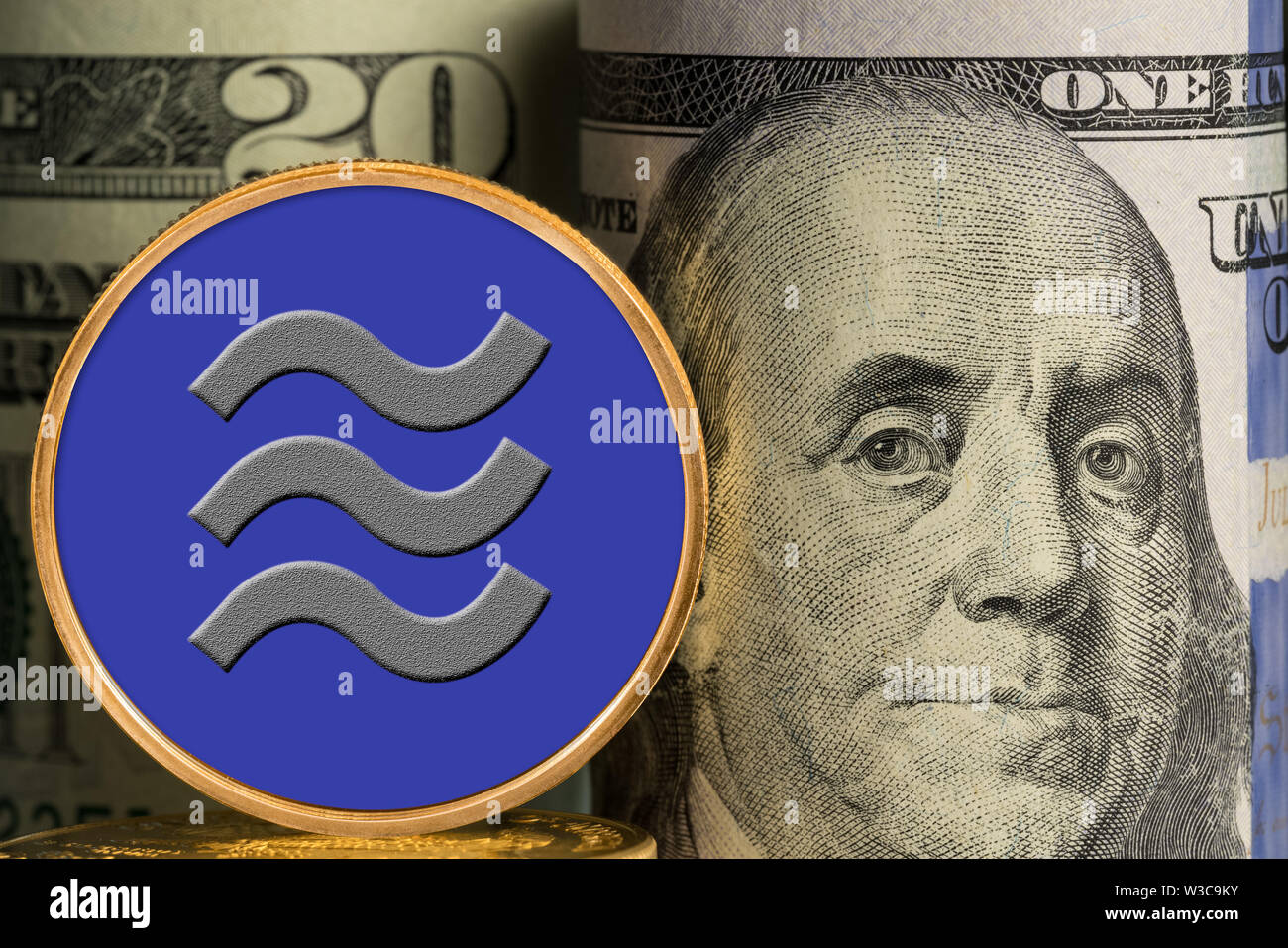 Concetto di Libra cybercurrency nella parte anteriore dei rulli di banca della valuta statunitense Foto Stock