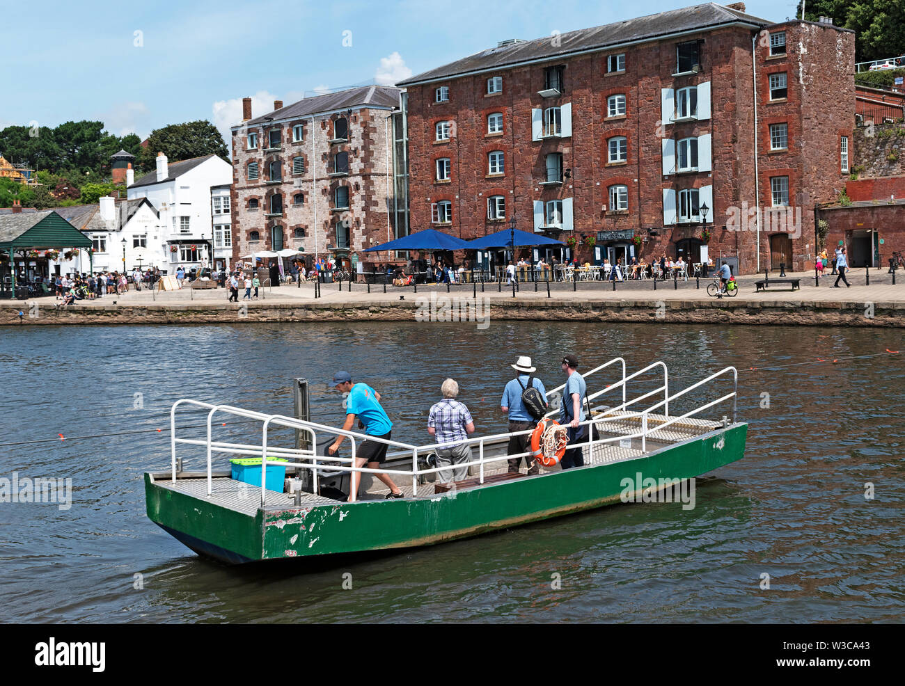 La human powered mozziconi prendendo il traghetto passeggeri attraverso il fiume exe in Exeter Devon, Inghilterra, Regno Unito Foto Stock