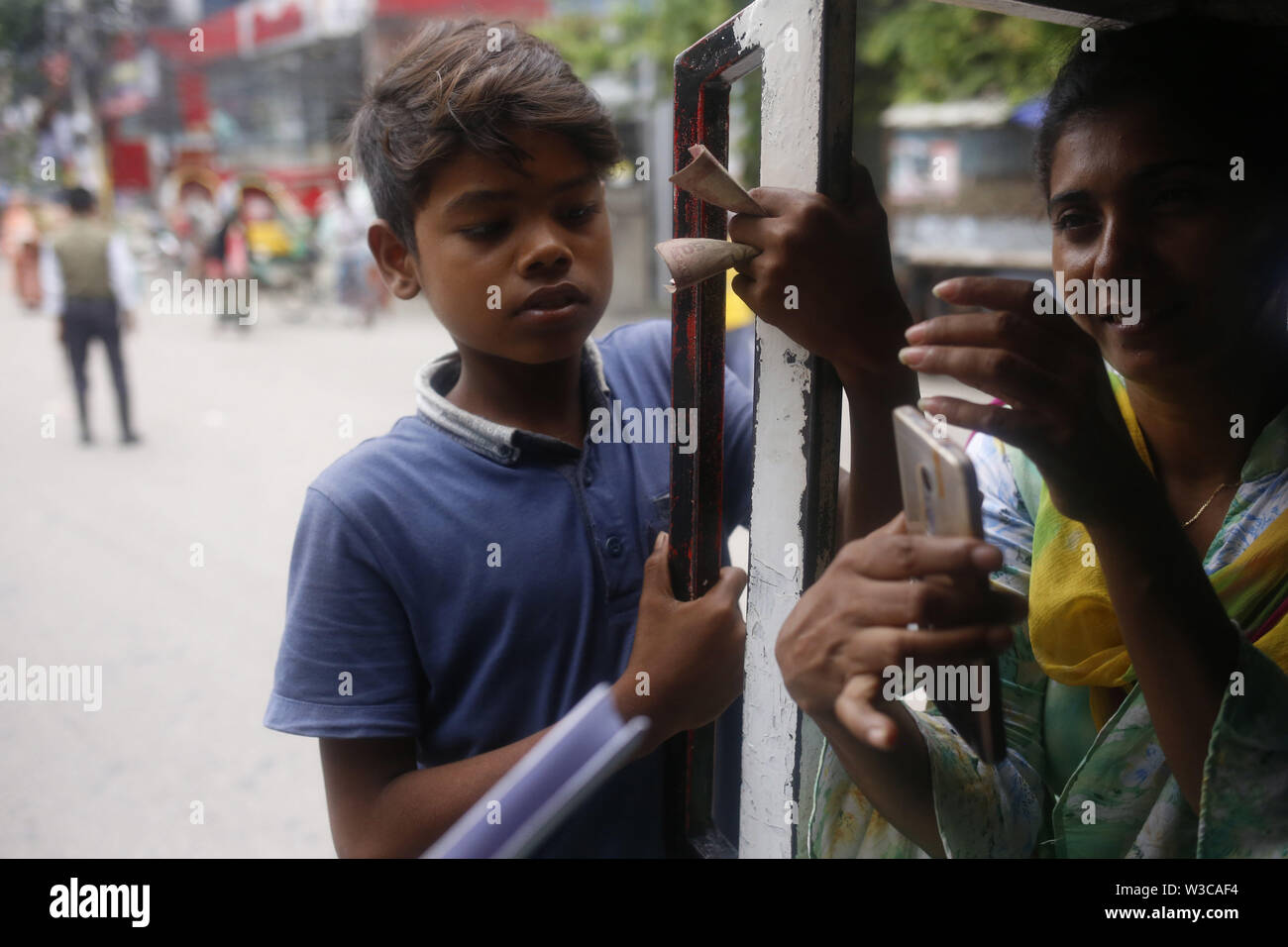 Luglio 15, 2019 - Dhaka, Bangladesh - Arif (13), un bambino in piedi dietro un leguna come lavora come un helper leguna a Dhaka. Molti sotto età bambino opera nel settore dei trasporti nel paese. (Credito Immagine: © MD Mehedi Hasan/ZUMA filo) Foto Stock