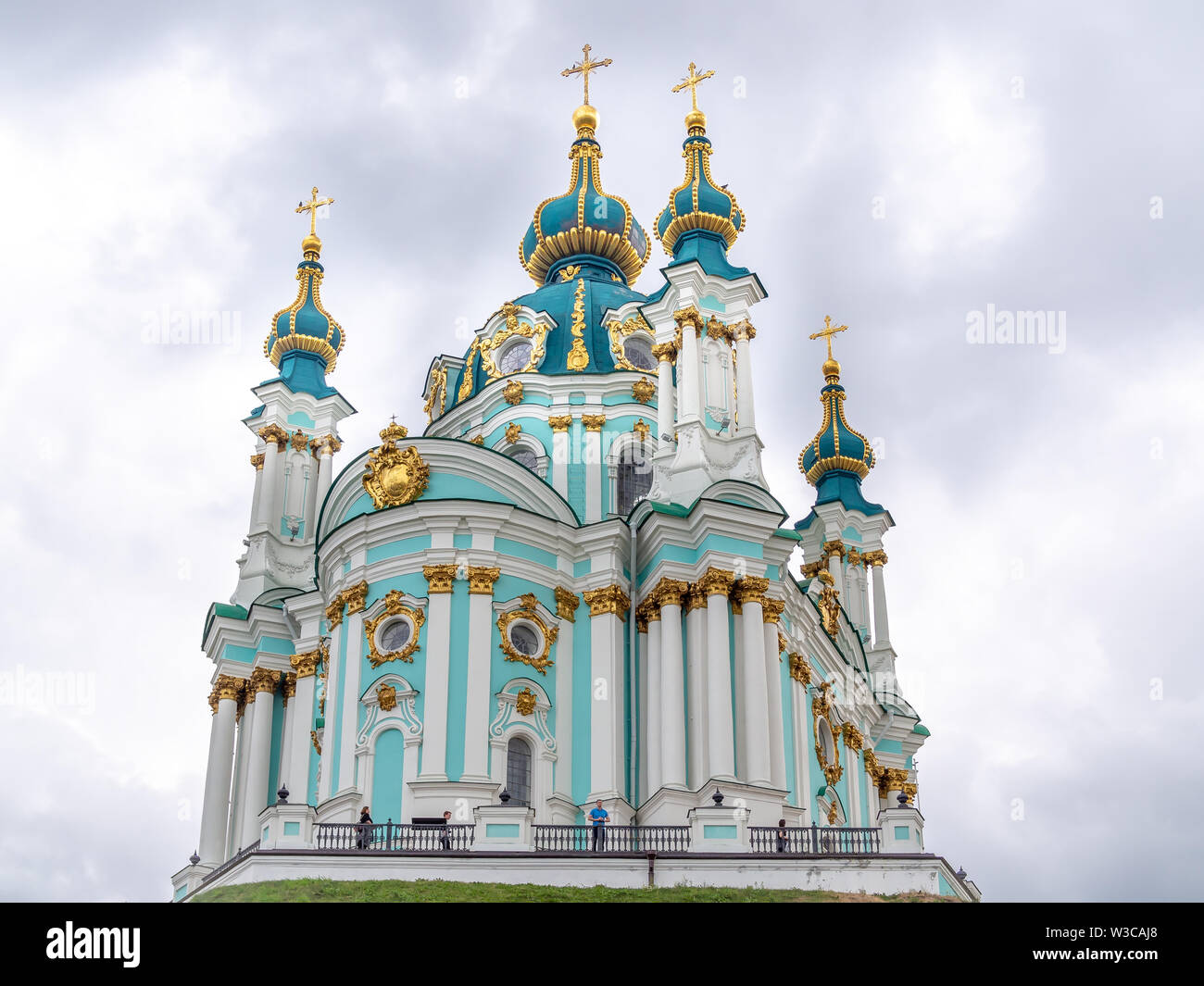 KIEV, UCRAINA-luglio 11, 2019: Sant'Andrea La chiesa si trova in cima alla discesa Andriyivskyy Foto Stock