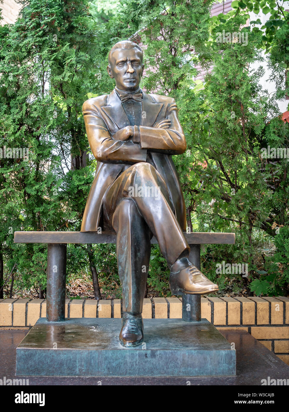 KIEV, UCRAINA-luglio 11, 2019: Monumento a Mikhail Bulgakov da Nikolai Rapai Foto Stock