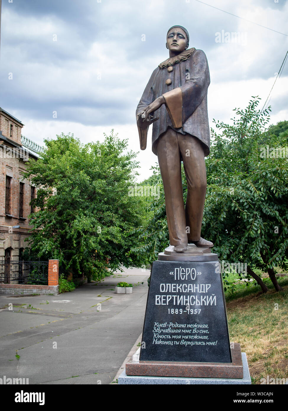 KIEV, UCRAINA-luglio 11, 2019: Alexander Vertinsky nell'immagine di Pierrot, monumento di Boris Dovgan presso la discesa Andriyivskyy Foto Stock