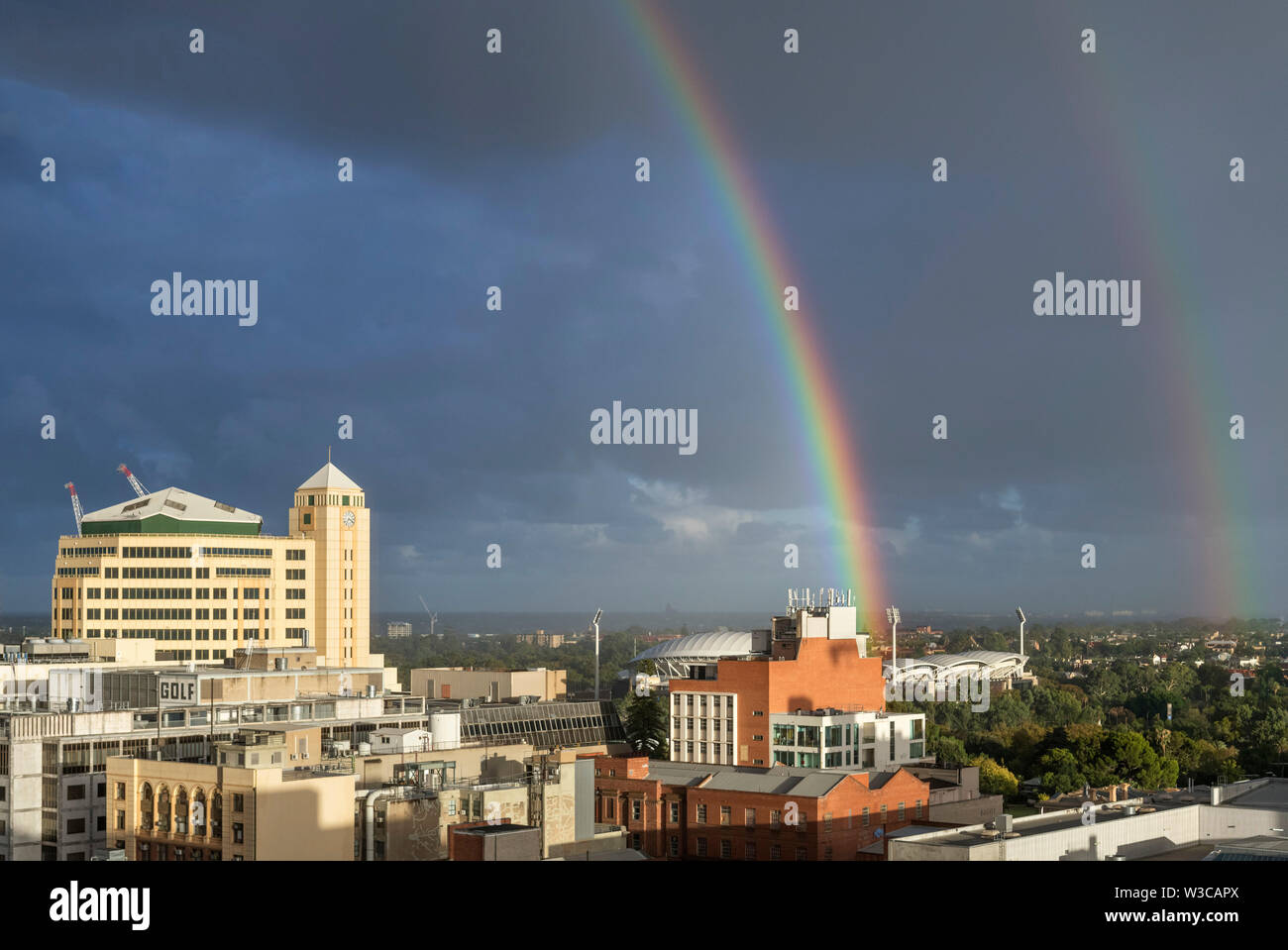 Rainbows su North Adelaide guardando verso l'Adelaide Oval, Adelaide, South Australia, Australia Foto Stock