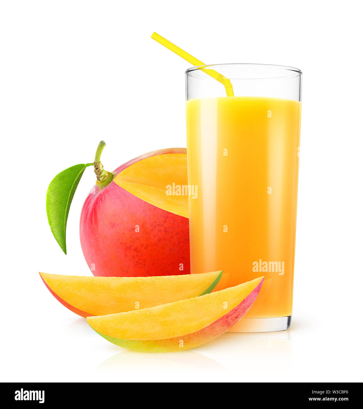 Isolato di succo di mango. Mango fresco drink in un bicchiere e pezzi di frutta isolato su sfondo bianco con tracciato di ritaglio Foto Stock