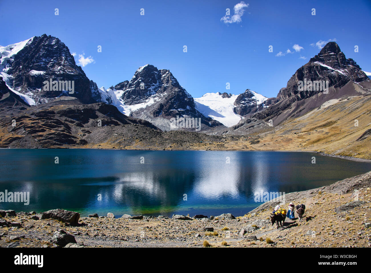 Bellissimo scenario alpino al Chiar Khota lago sulla Cordillera Real traversa, Bolivia Foto Stock