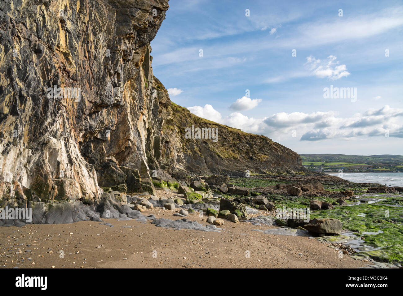 Alte scogliere a Newport Sands sulla costa del Pembrokeshire, Galles. Foto Stock
