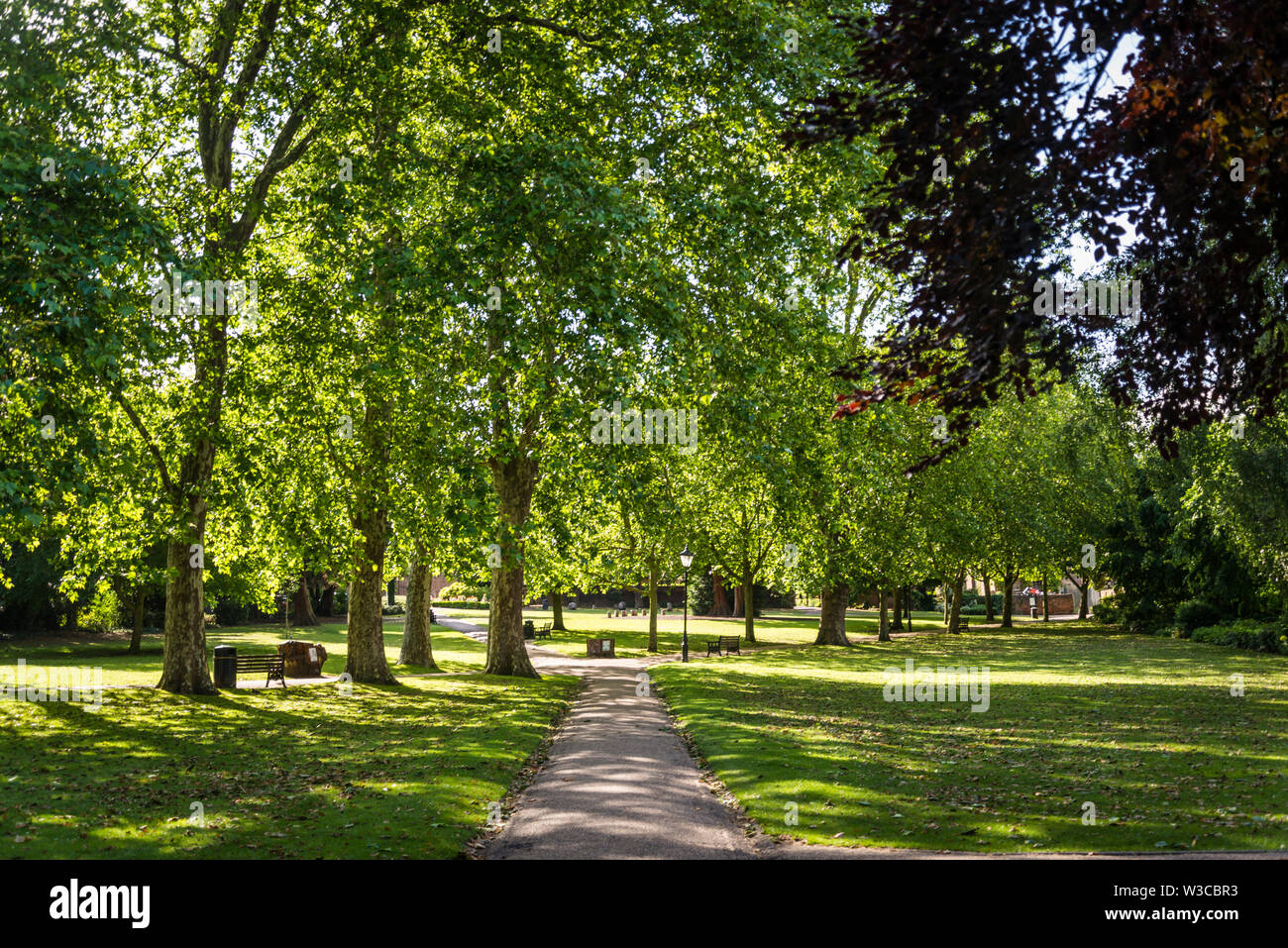 I vigneti - un ben mantenuto, serena spazio verde utilizzato come impostazione in diversi Charles Dickens romanzi, Rochester, Kent, England, Regno Unito Foto Stock