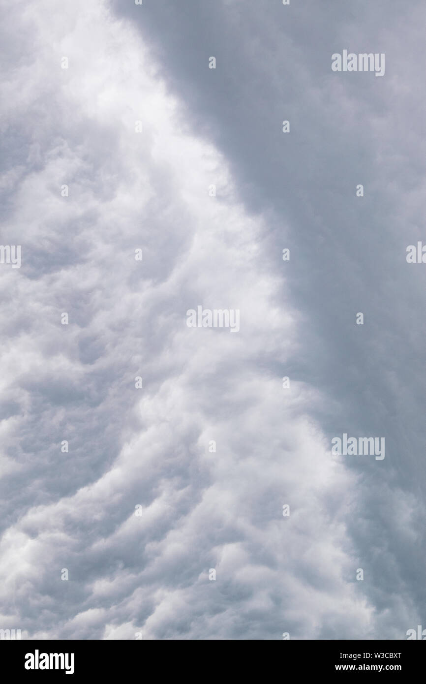 Nuvole temporalesche crash come le onde del mare nei cieli di Oslo, Norvegia. Foto Stock