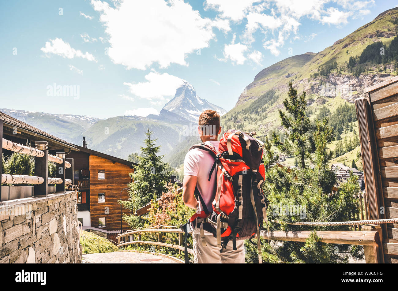 Uomo caucasico escursioni nella magnifica Zermatt, Svizzera. Il Cervino in background. Con lo zaino in spalla il concetto di stile di vita. Avventura, all'aperto. Estate Alpina in Europa. Viaggi, viaggiatore. Foto Stock
