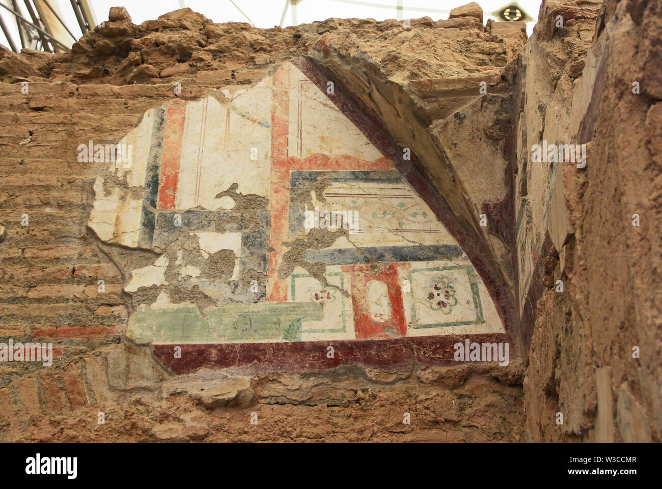 Resti archeologici all'interno di una casa residenziale in Efeso in Turchia Foto Stock