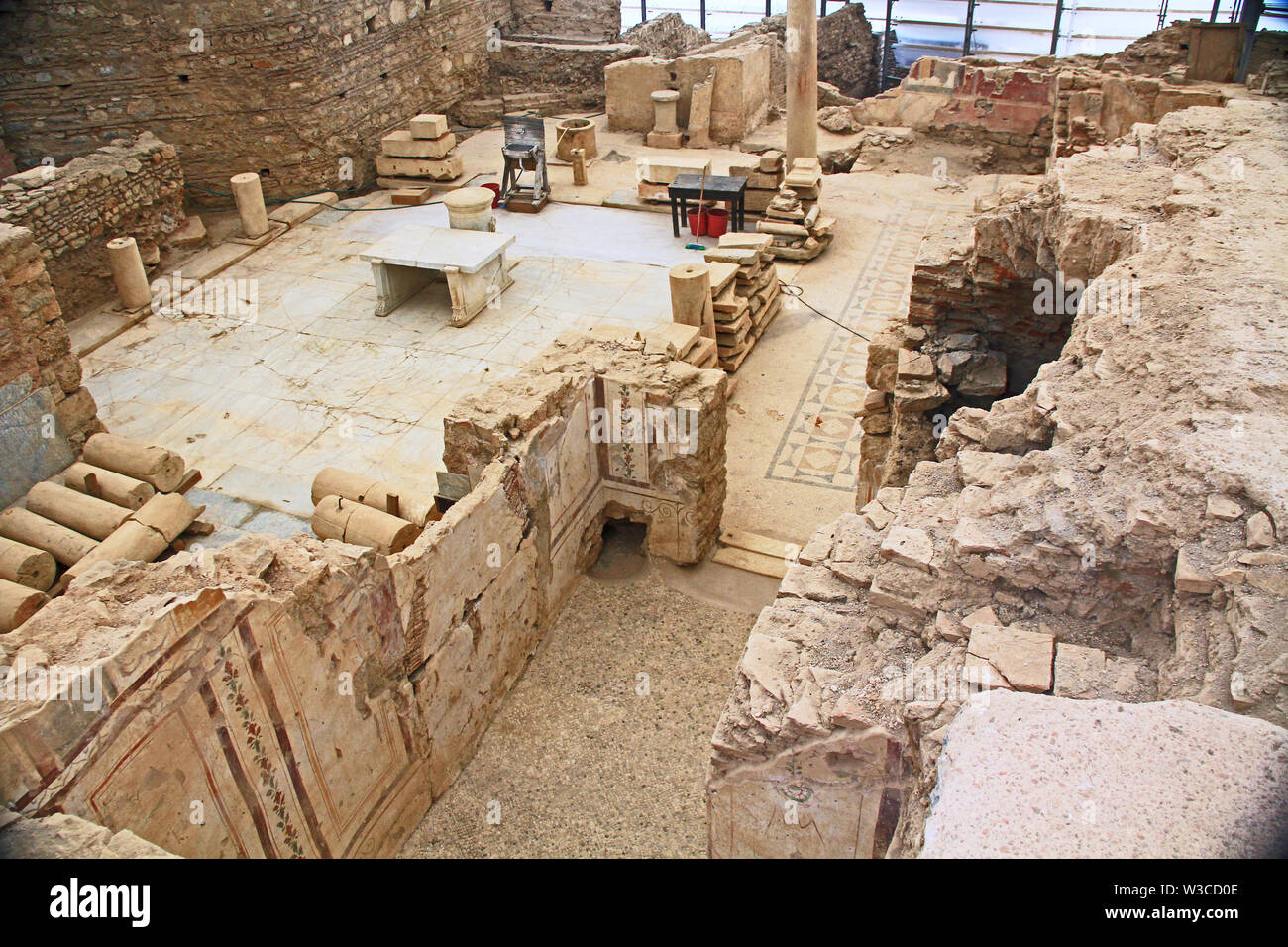 Resti archeologici all'interno di una casa residenziale in Efeso in Turchia Foto Stock