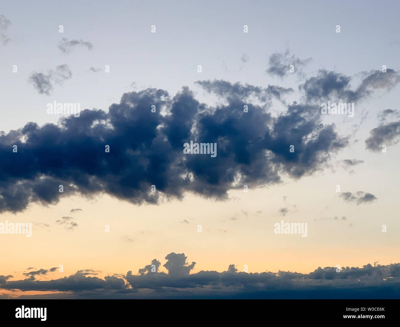 La calma del cielo della sera con alcuni più scure nuvole stratocummulus Foto Stock