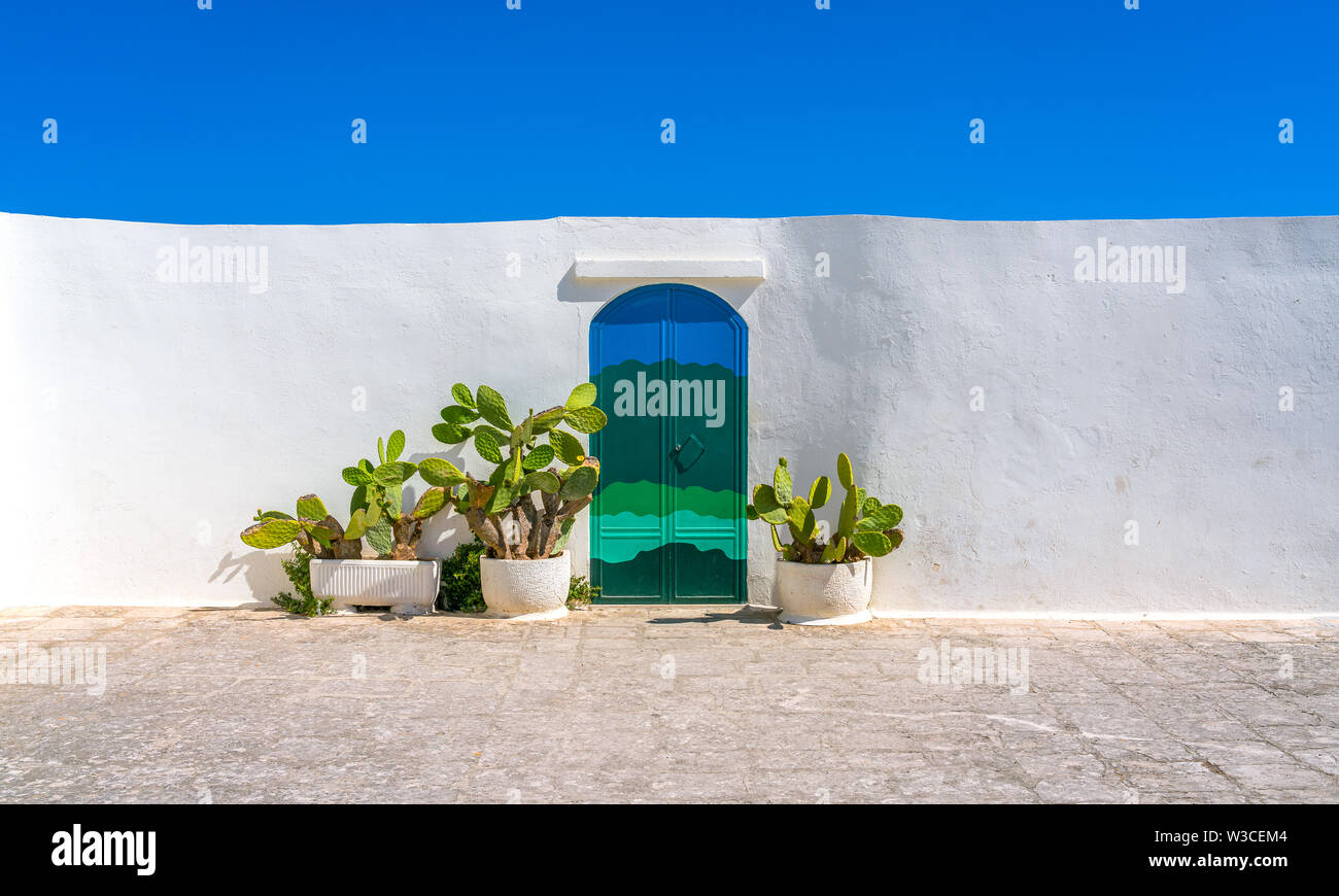 Vista panoramica di Ostuni in una soleggiata giornata estiva, Puglia (Puglia), il sud dell'Italia. Foto Stock