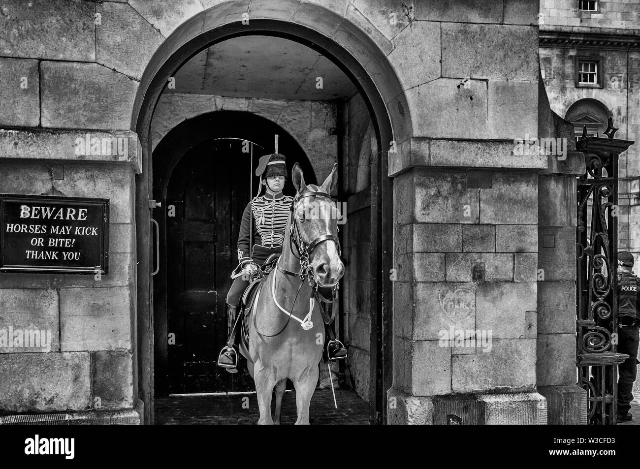 London, Regno Unito - 14 Luglio 2019:montato Queens vita delle guardie al di fuori dell'Horse Guards Building Foto Stock