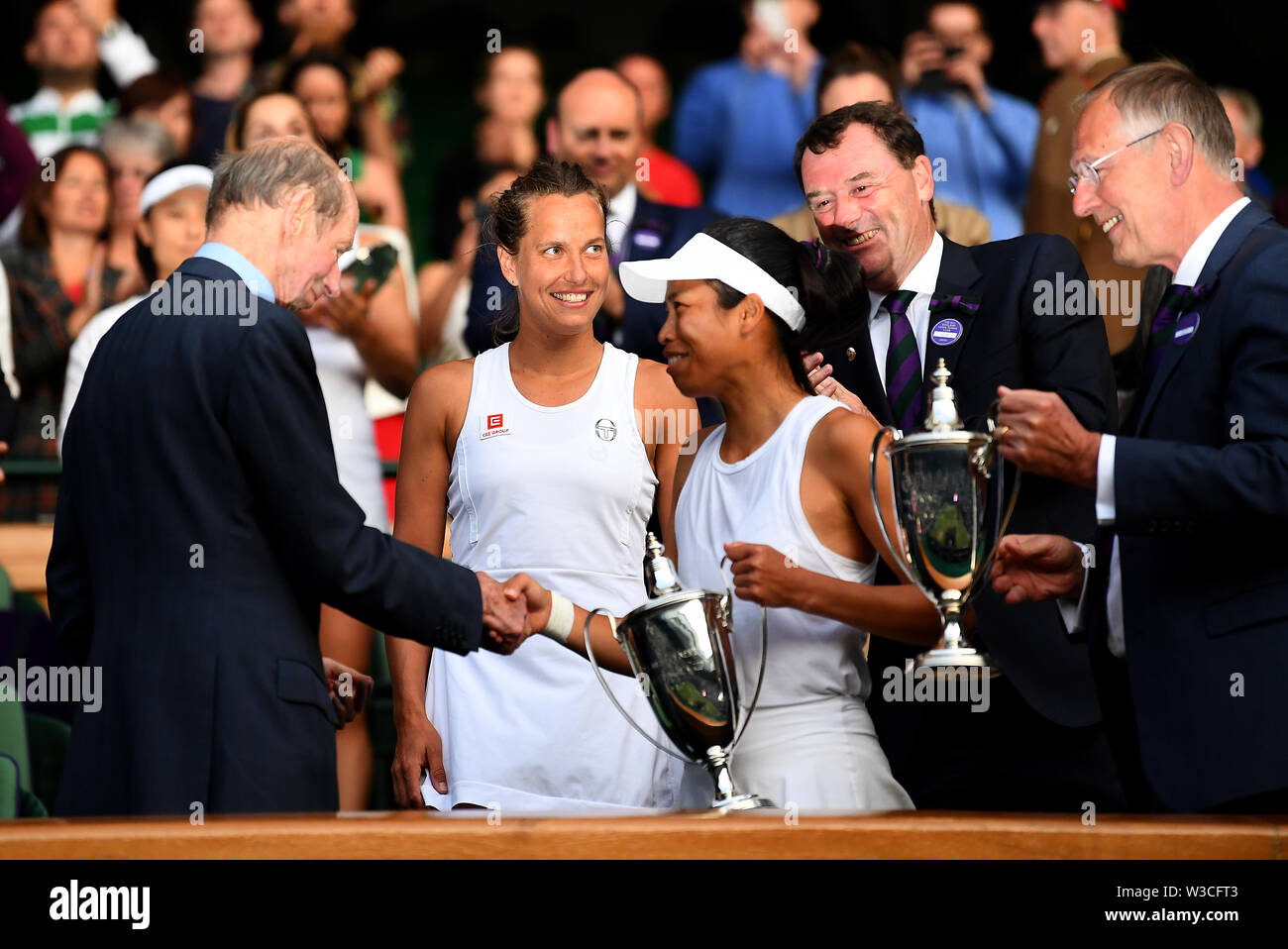 Barbora STRYCOVA e Su-Wei Hsieh con il trofeo dopo la vittoria del Signore doppie finali del giorno tredici dei campionati di Wimbledon al All England Lawn Tennis e Croquet Club, Wimbledon. Foto Stock