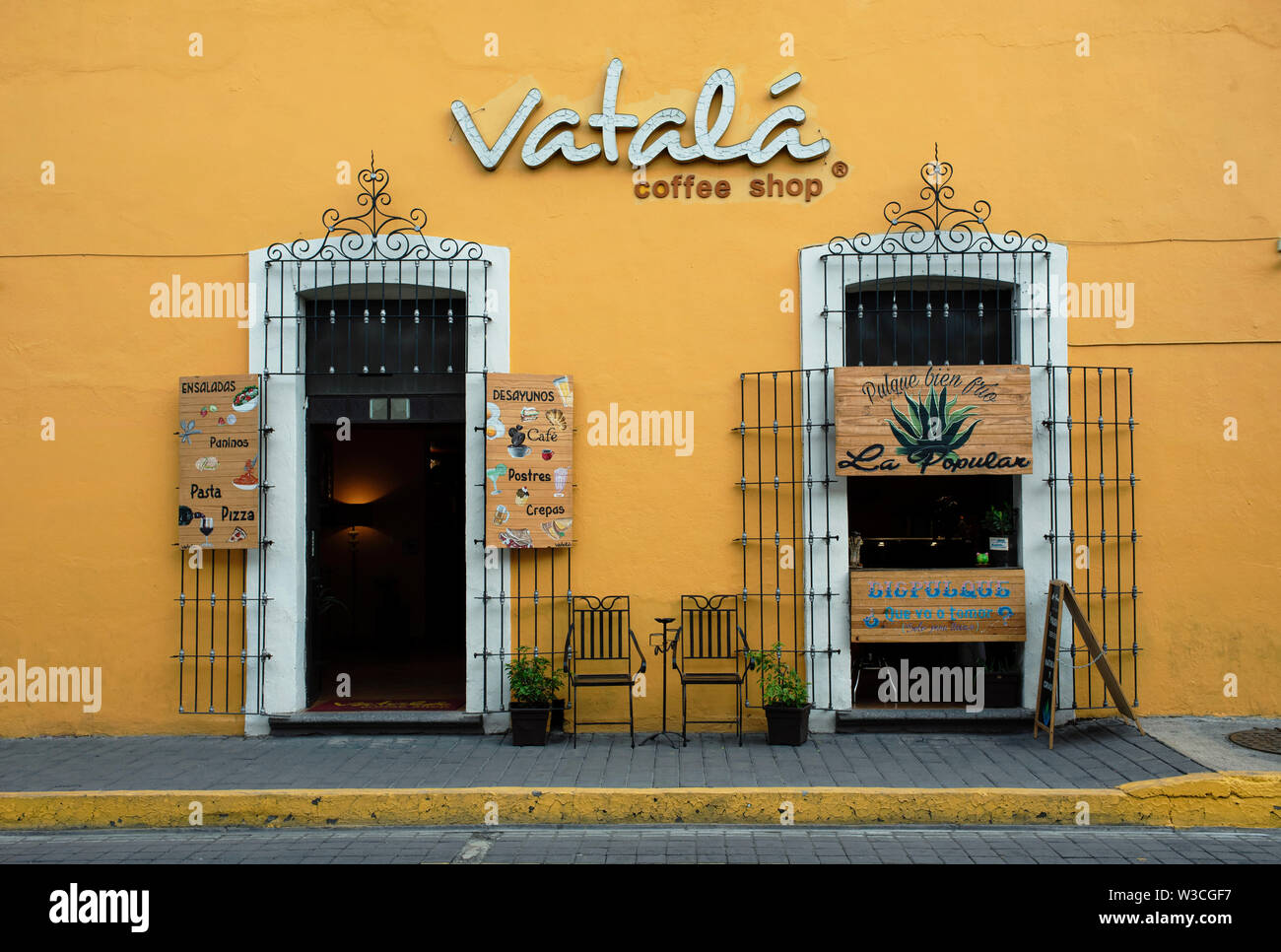 Facciata di edificio con coffee shop visualizzati i loro pasti & pulque freddo (bevanda fermentata da agave) nel centro cittadino di Cholula, vicino a Puebla, in Messico. Giu 2019 Foto Stock