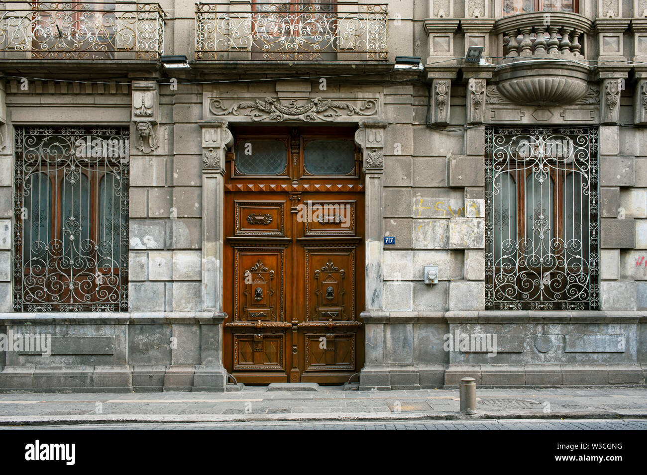 Edificio con facciata in stile coloniale spagnolo e dettagli porta scolpito nel centro cittadino di Puebla, sito Patrimonio Mondiale dell'UNESCO. Puebla de Zaragoza, Messico. Giu 2019 Foto Stock