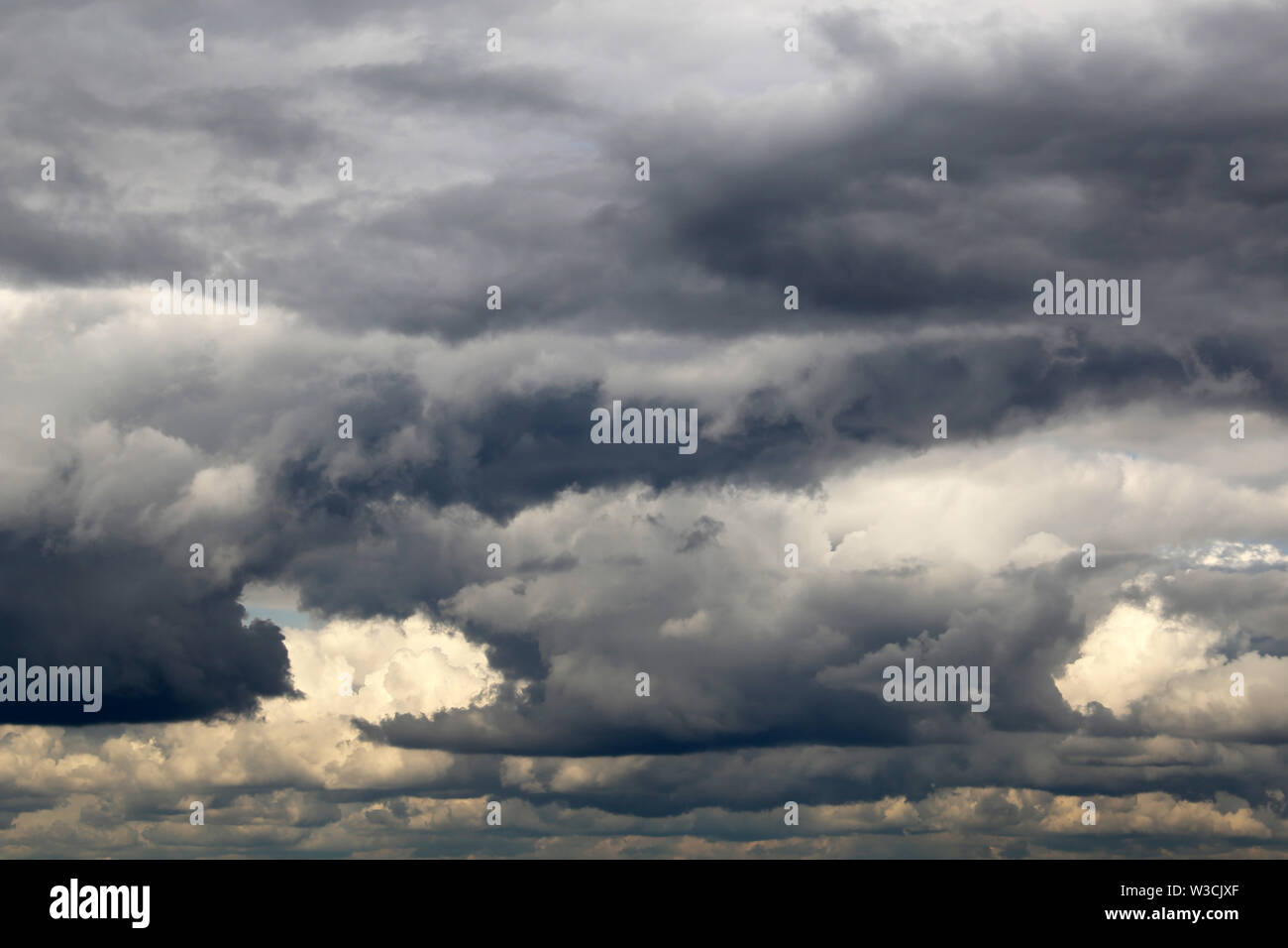 Tempesta cielo coperto con scuri cumulus nubi prima della pioggia. Cielo nuvoloso scuro e nuvoloso giorno bellissimo sfondo drammatico per il tempo piovoso Foto Stock