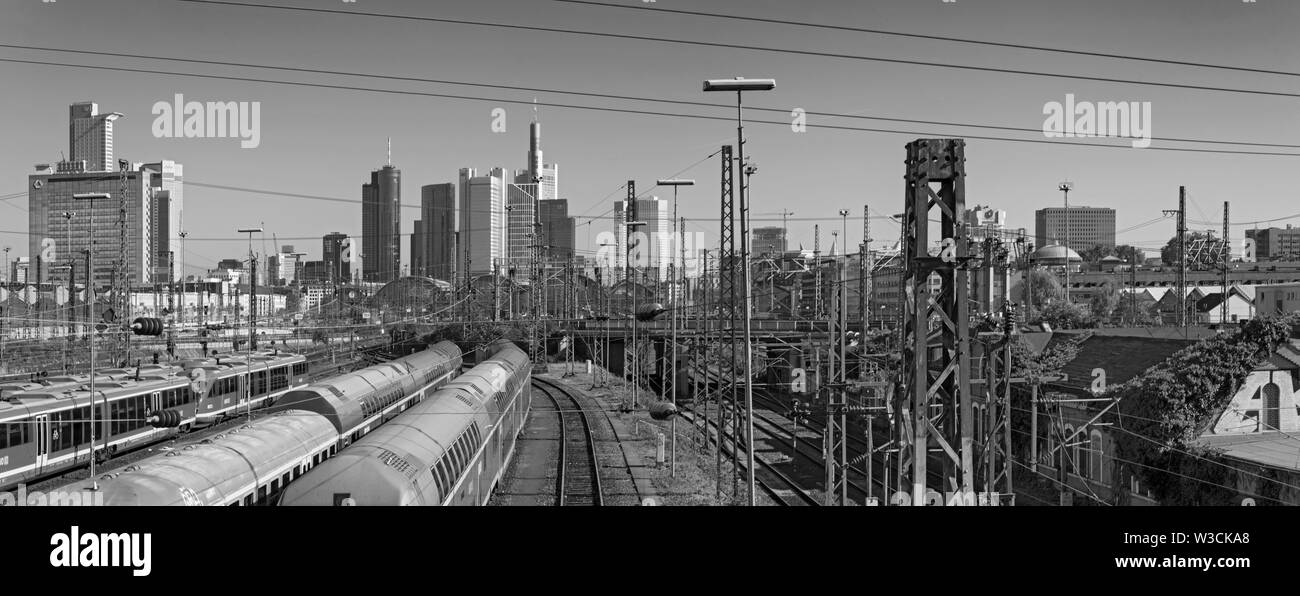 Grattacieli e l'antenna ferroviaria di frankfurt am main stazione centrale in bianco e nero Foto Stock