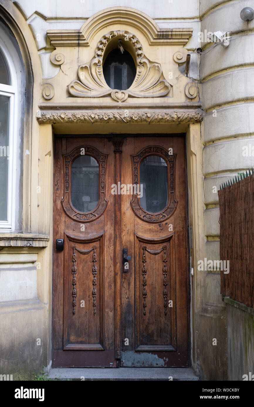 Vecchia porta di legno con carattere nella città di Cracovia in Polonia. Foto viene scattata in Kazimierz, lo storico quartiere ebraico. Foto Stock