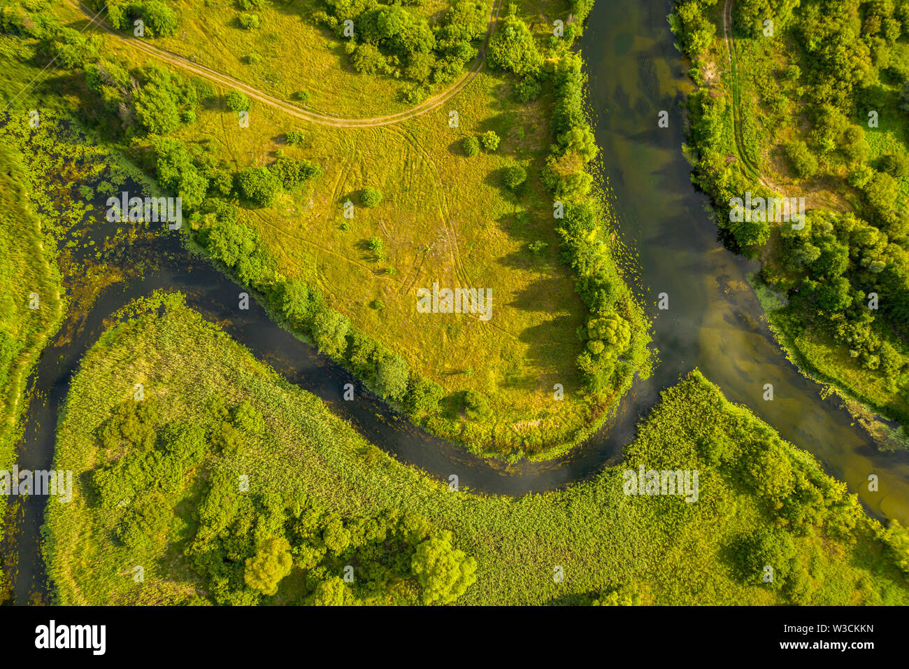 Vista superiore in un'ansa del fiume nella forma della lettera mu in alfabeto greco. Foto Stock