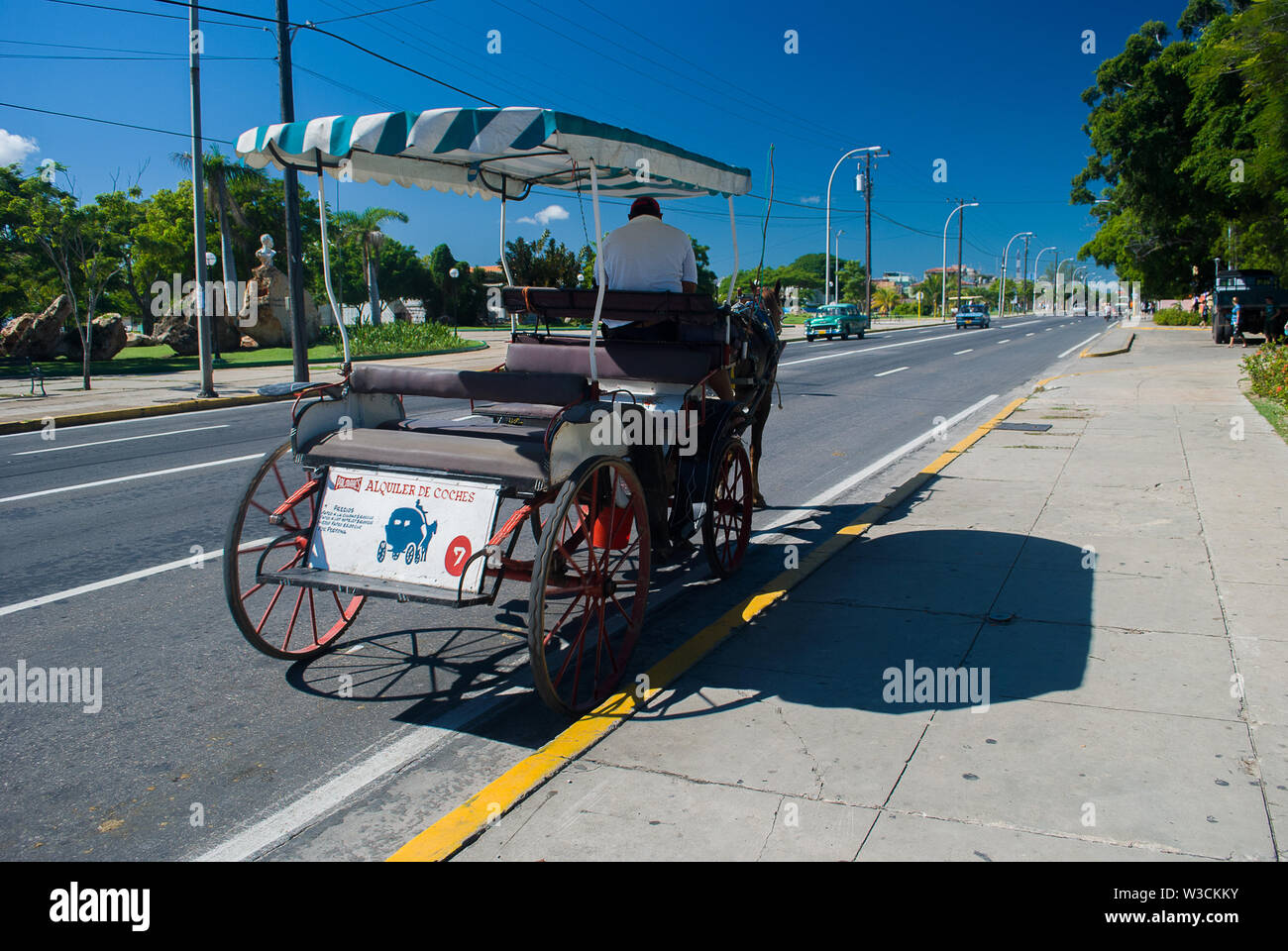 Matanzas, Varadero - Cuba / Ottobre 11 2011, carrozza e driver sono in attesa per i turisti sulle strade della città di Cuba Matanzas Foto Stock