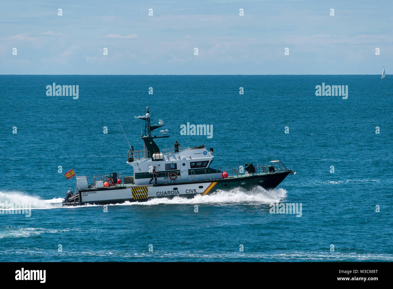 La polizia spagnola imbarcazione di pattuglia al largo della costa cadice Foto Stock