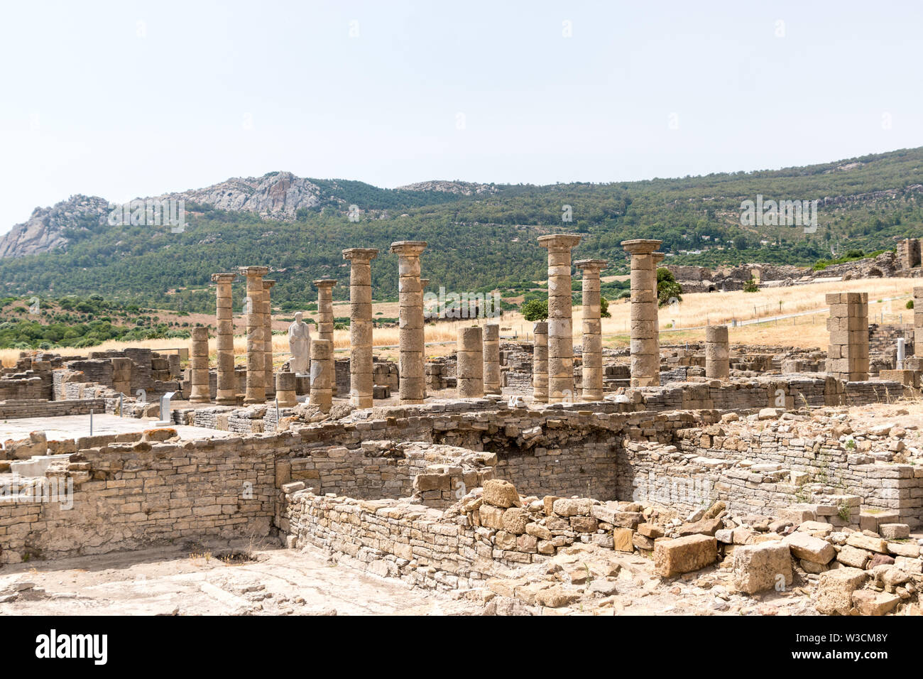 Le colonne e le rovine della basilica di Baelo Claudia, antica città romana si trova sulle rive del rettilineo di Gibilterra vicino a Bolonia, Spagna. Foto Stock