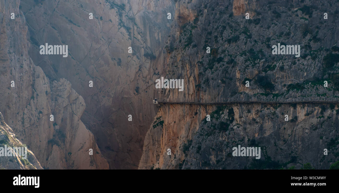 Una piccola parte di El Caminito del Rey in Spagna è una passerella appuntato lungo le ripide pareti di una stretta gola a El Chorro Foto Stock