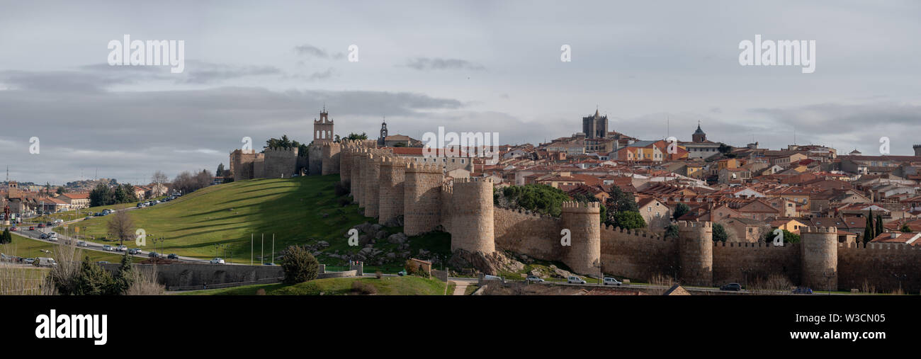 Le pareti di Ávila nella Spagna centrale sono la città di Avila principale della funzione storica. Foto Stock