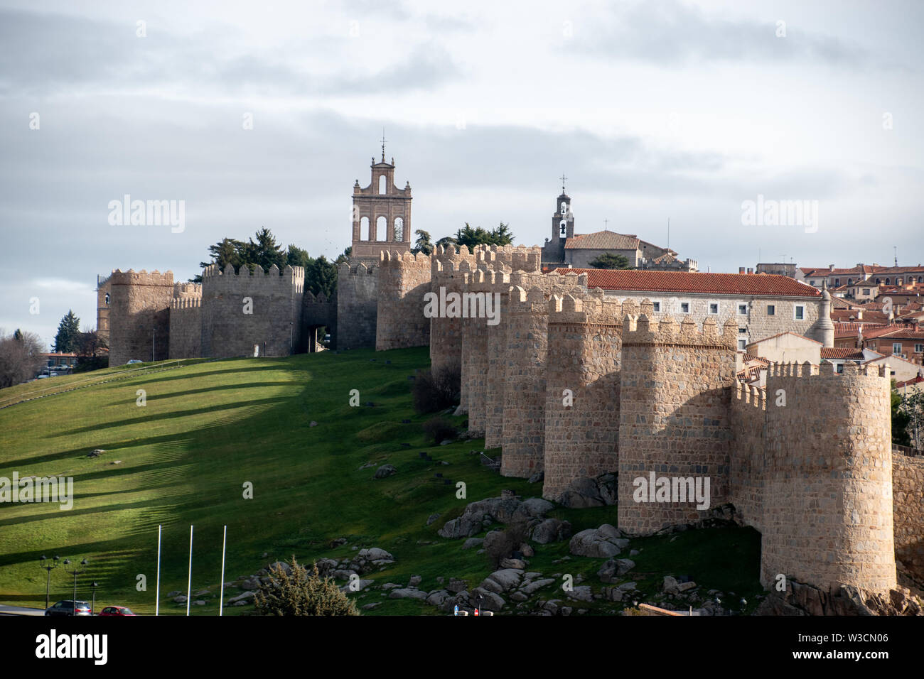 Le pareti di Ávila nella Spagna centrale sono la città di Avila principale della funzione storica. Foto Stock