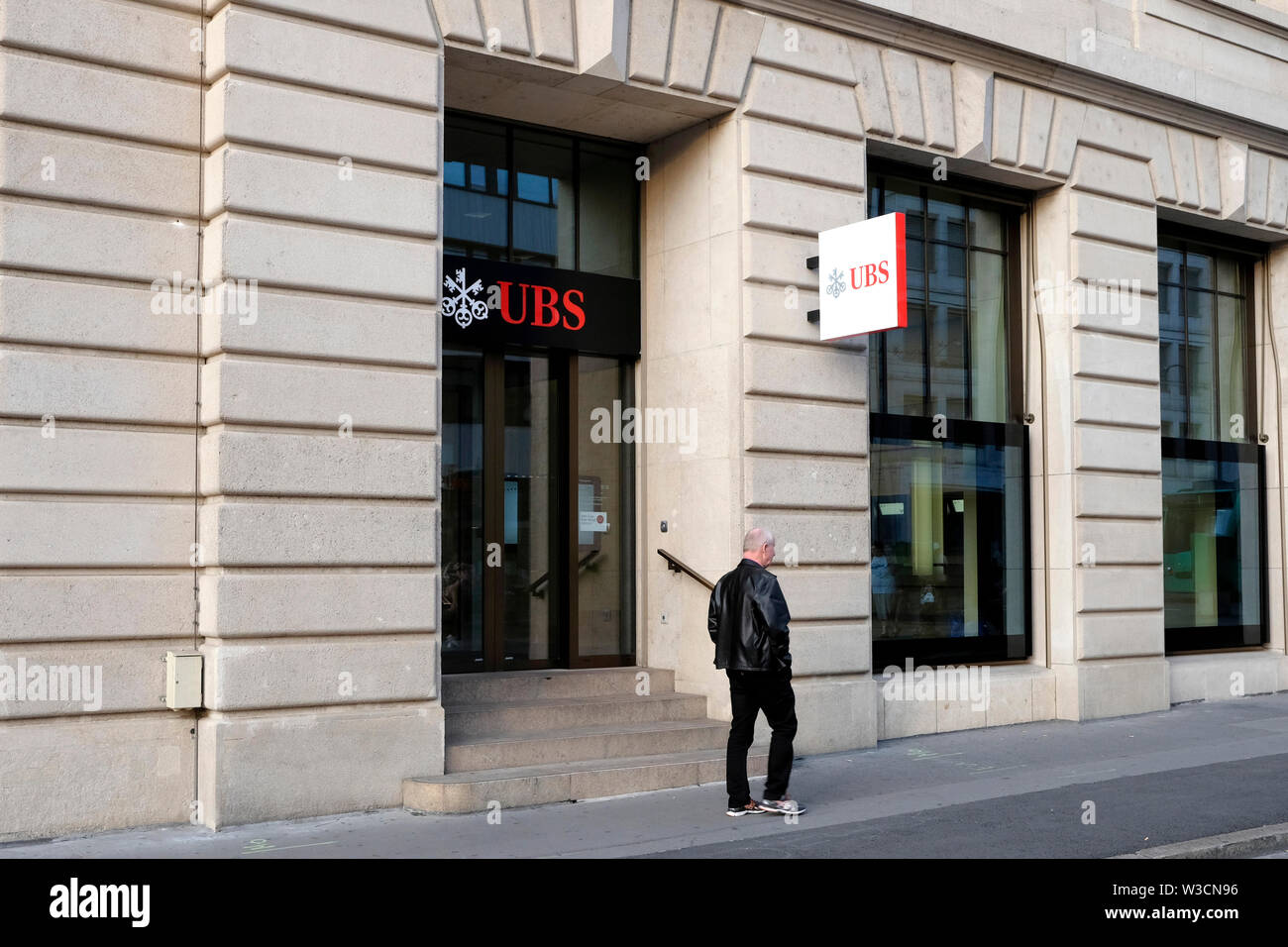 Un uomo cammina passato banca UBS a Basilea in Svizzera. Foto Stock