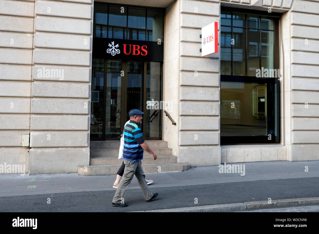 Un uomo cammina passato banca UBS a Basilea in Svizzera. Foto Stock