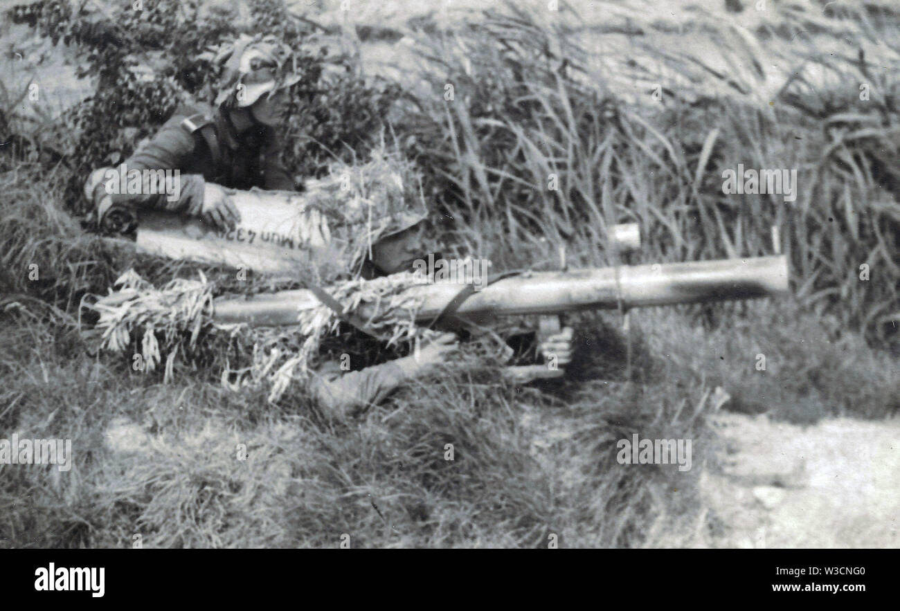 World War Two Foto / soldati tedeschi in treno camuffato Con un Bazooka Panzerschreck poco prima dell'invasione del D Day Francia 1944 B/N Foto Foto Stock