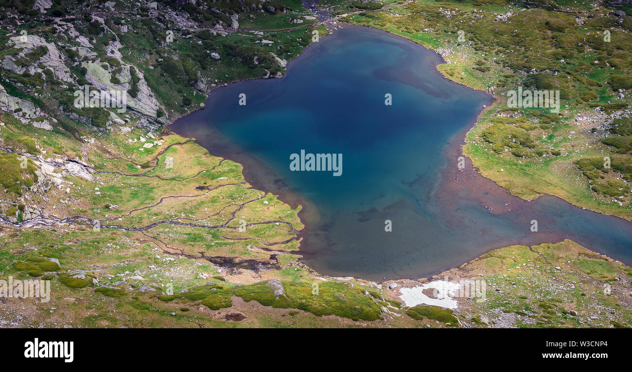 Panorama delle Twin lago sulla montagna Rila in Bulgaria, è delta con tortuosi torrenti di montagna e soleggiato altopiano roccioso visto dal lago di picco Foto Stock