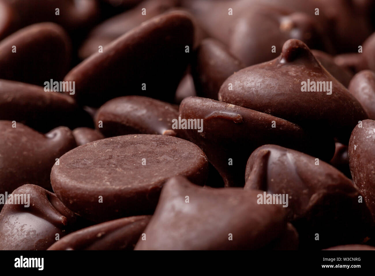 Una macro shot di scaglie di cioccolato o bocconcini. Foto Stock