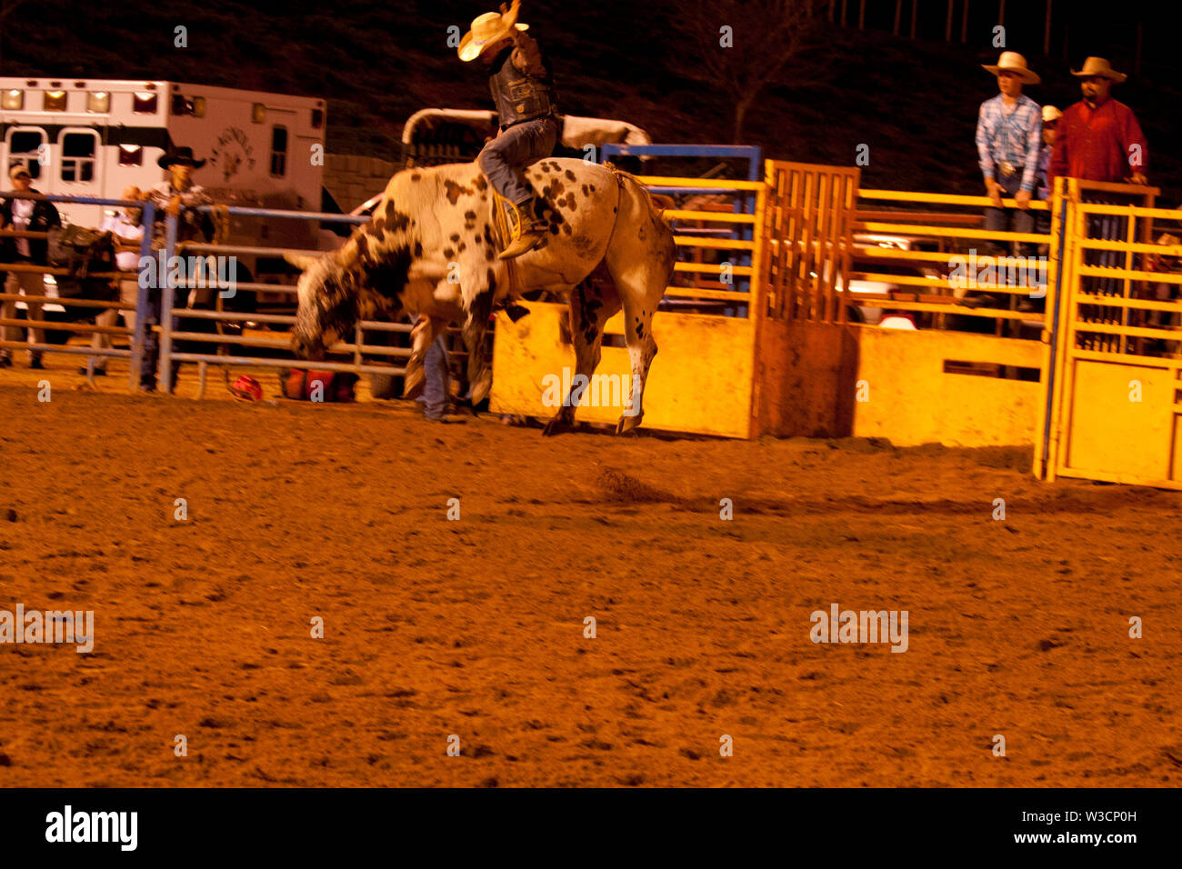 Cowboy e Bull ottiene aria al Rodeo Foto Stock