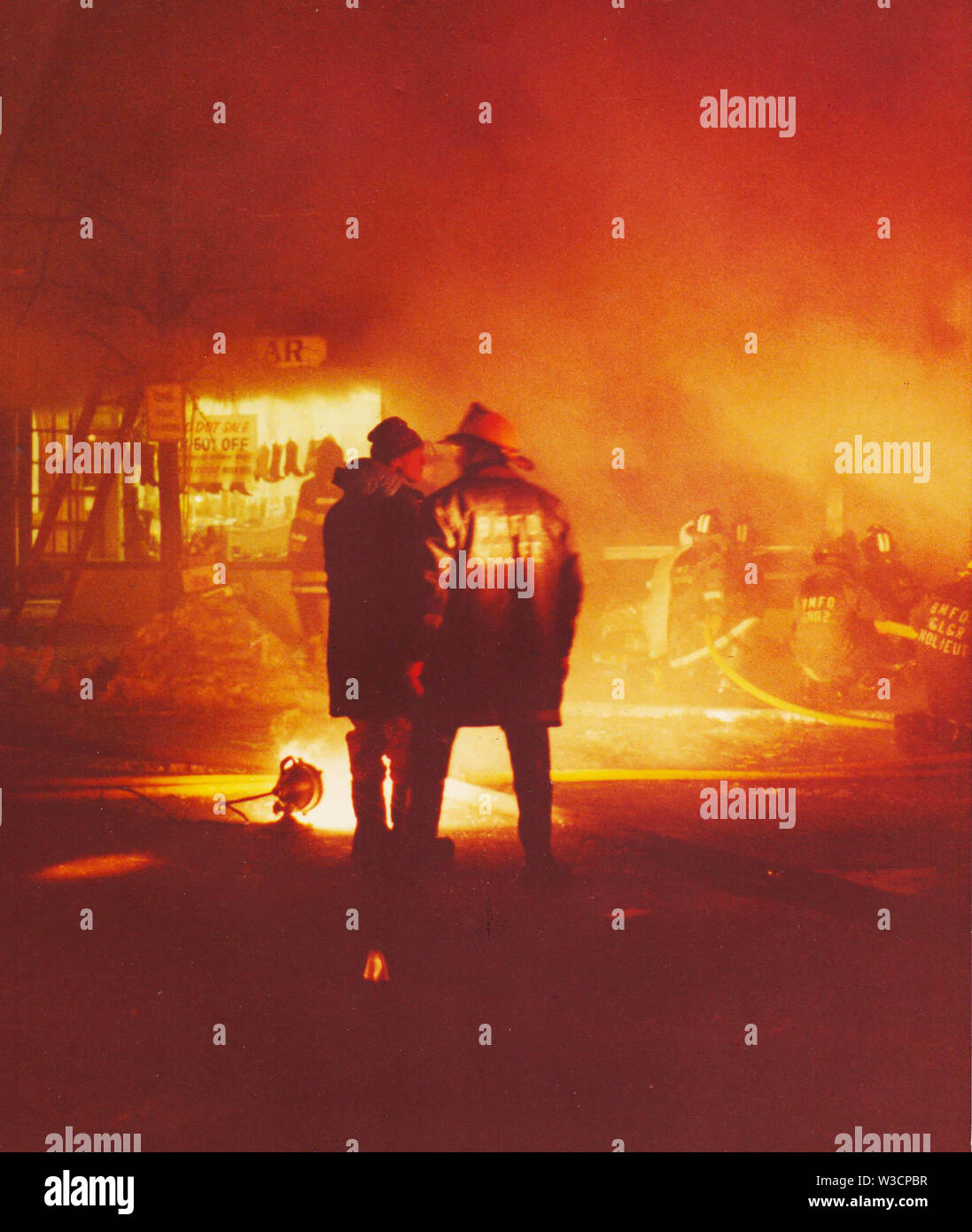 I vigili del fuoco nella battaglia di notte Foto Stock