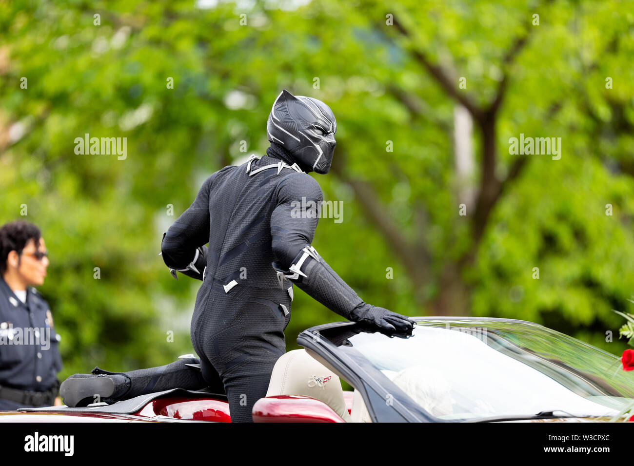 Louisville, Kentucky, Stati Uniti d'America - 2 Maggio 2019: il Pegasus Parade, uomo vestire come Black Panther su una vettura durante la sfilata Foto Stock