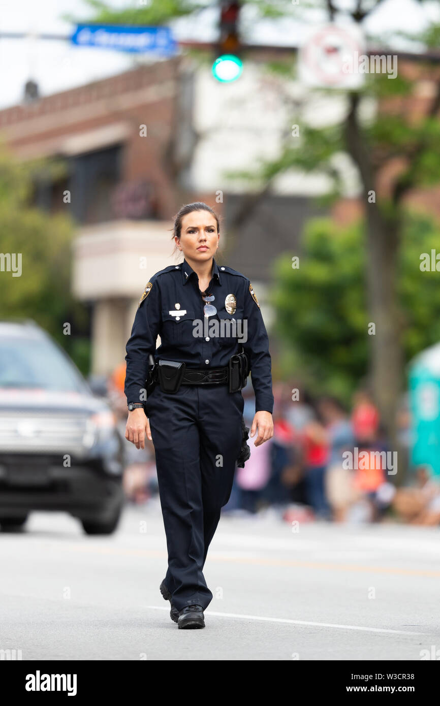 Louisville, Kentucky, Stati Uniti d'America - 2 Maggio 2019: il Pegasus Parade, membro del dipartimento delle rettifiche Metro mantenendo ordine durante la sfilata Foto Stock