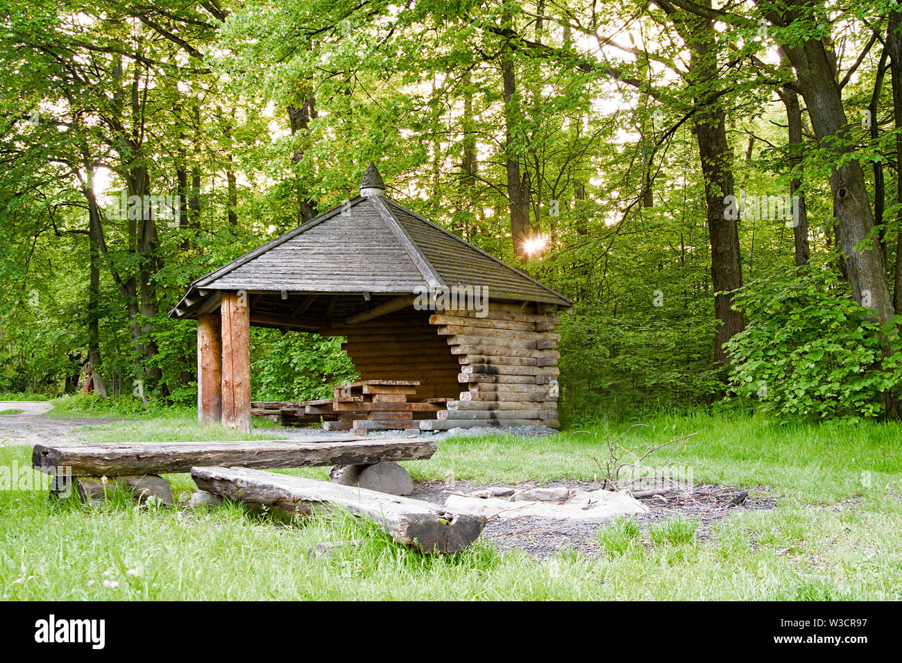 Piccola piccola casa su un campeggio in foresta Foto Stock