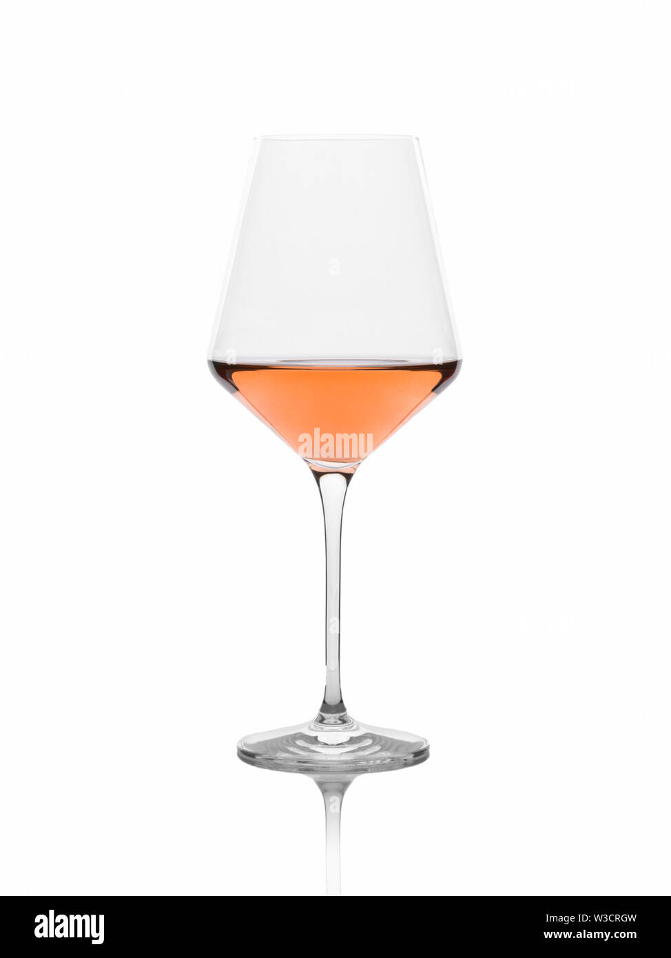 Bicchiere di vino di colore ambra isolato sullo sfondo bianco. Foto Stock