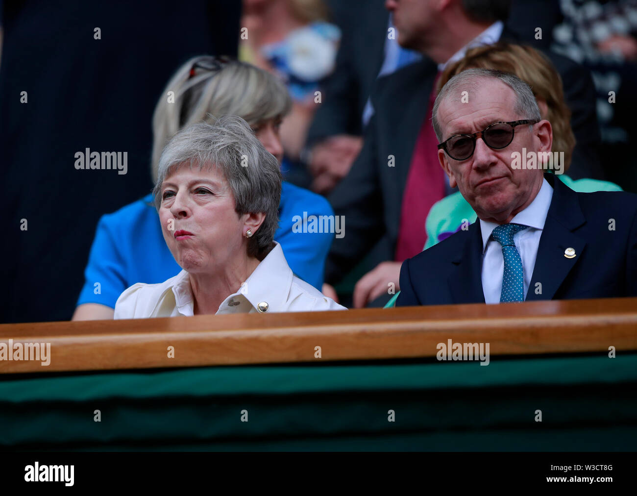 Il torneo di Wimbledon, Londra, Regno Unito. 13 luglio 2019. Il Primo Ministro inglese Theresa Maggio tornò al suo posto accanto al marito Filippo può, dopo essere stato chiamato lontano durante la metà di guardare il Signore sceglie il finale tra Serena Williams e Simona Halep in campionati di Wimbledon tennis, Wimbledon, Londra sulla luglio 13, 2019 Credit: Paolo Marriott/Alamy Live News Foto Stock