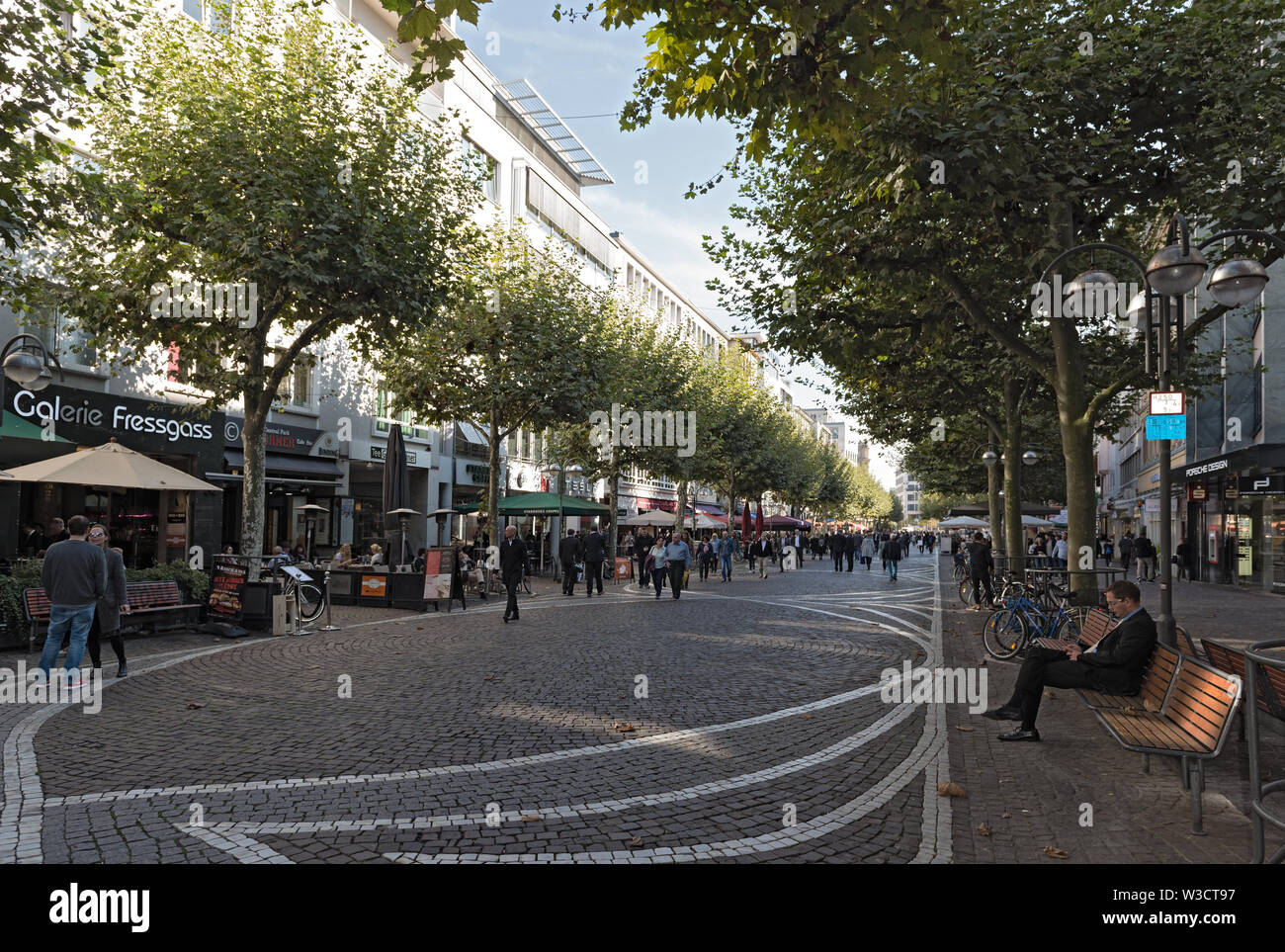 Il fressgass sistemazione di strada dello shopping nel centro città di Francoforte am Main Germania Foto Stock