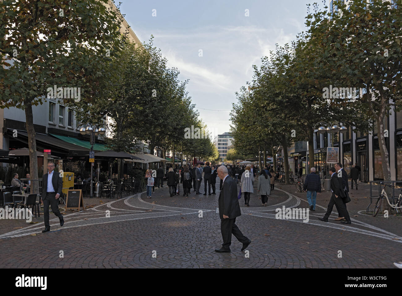 Il fressgass sistemazione di strada dello shopping nel centro città di Francoforte am Main Germania Foto Stock